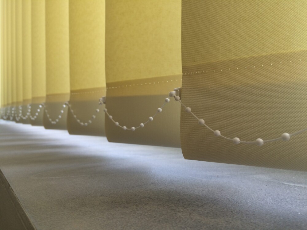 Jak dobrać rolety do biura?