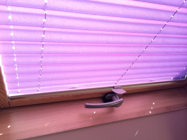 Rolety zaciemniające i plisy w długie wieczory zimowe