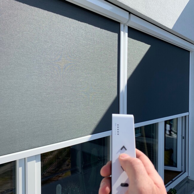 Rolety automatycznie sterowane – kiedy i dlaczego warto po nie sięgnąć?